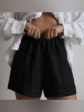 “The Classic Short”. Black. 100% LINEN. NP DEADSTOCK